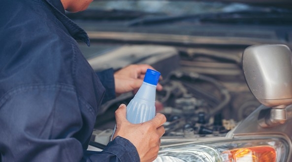 Cuándo echar agua destilada en el coche