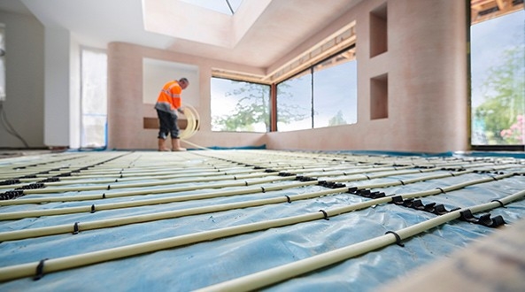Tecnico instalando calefacción por aerotermia