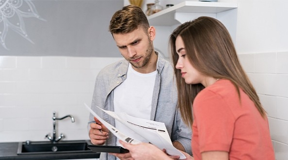 Pareja pensando en cambiar el gas natural a butano