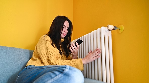 Mujer pidiendo gasóleo calefacción para su vivienda