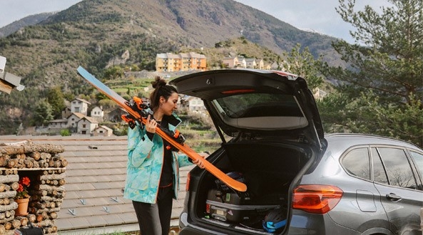 Cómo transportar los esquís en el coche