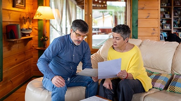 Pareja revisando cuántos contratos de luz pueden tener a su nombre