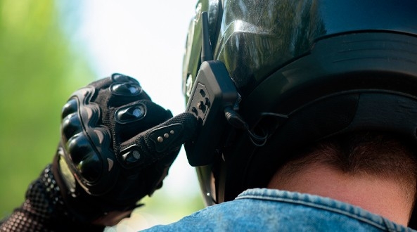 es legal llevar intercomunicadores en moto