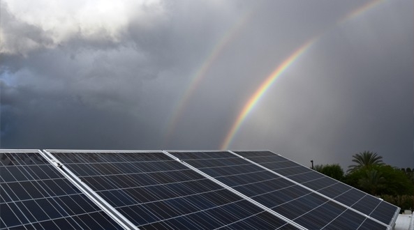 Las placas solares funcionan sin sol directo