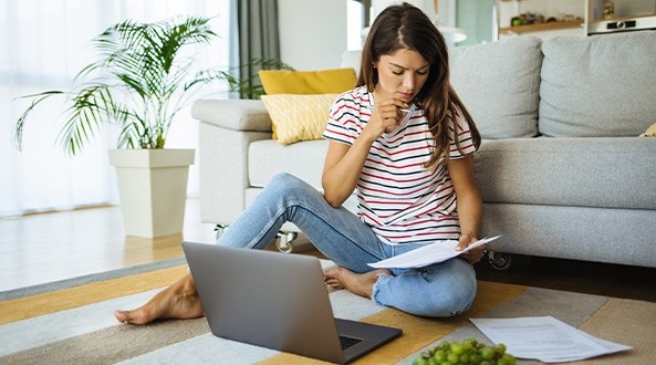 Mujer viendo por qué contratar el gas con Repsol