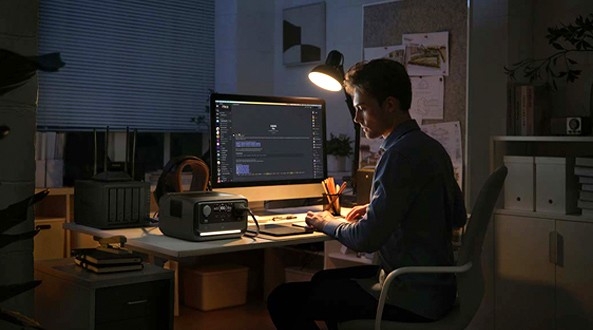 Hombre trabajando gracias a su kit de supervivencia enerrgético  para apagontes