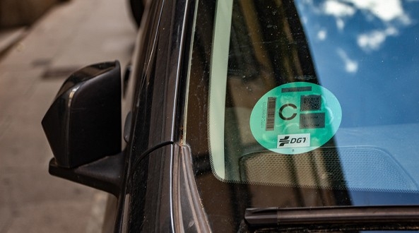 Vahículo con la pegatina medioambiental C de la DGT