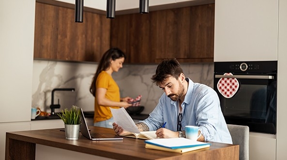 Hombre mirando que potencia de gas contratar en su hogar