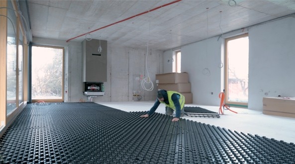 Técnico instalando aerotermía en una vivienda