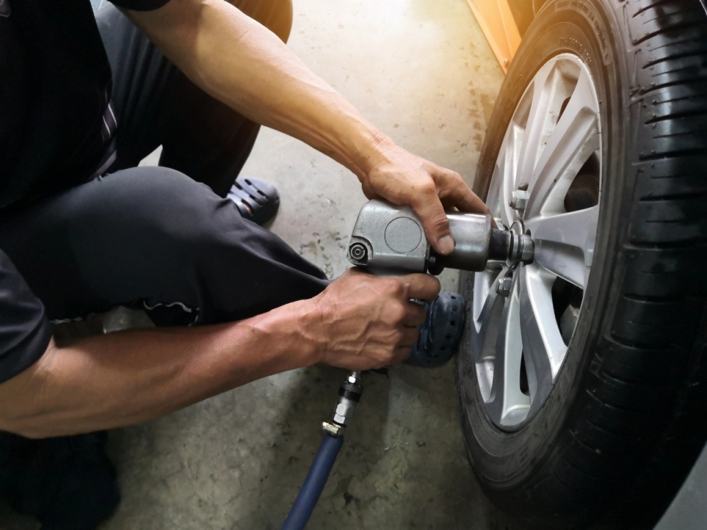 Todo lo que debes saber para reparar un pinchazo de coche