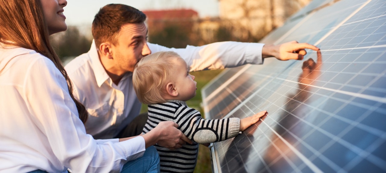 familia con placas fotovoltaicas