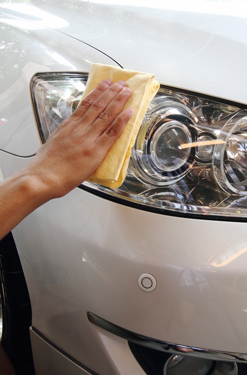 Así debes limpiar y pulir los faros de tu coche