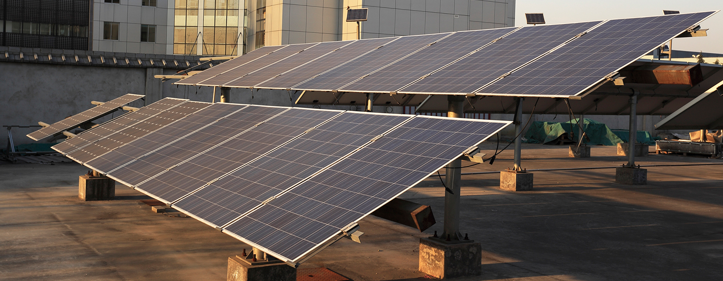 Hazte Roofer colocando una instalación fotovoltaica en tu tejado para activar una comunidad solar. 