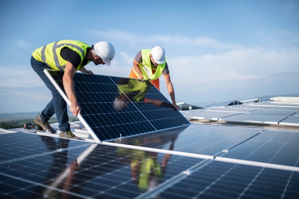 instalando paneles solares