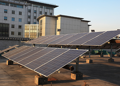 Descubre el modelo de generación de energía a través de las placas solares en comunidades de vecinos.