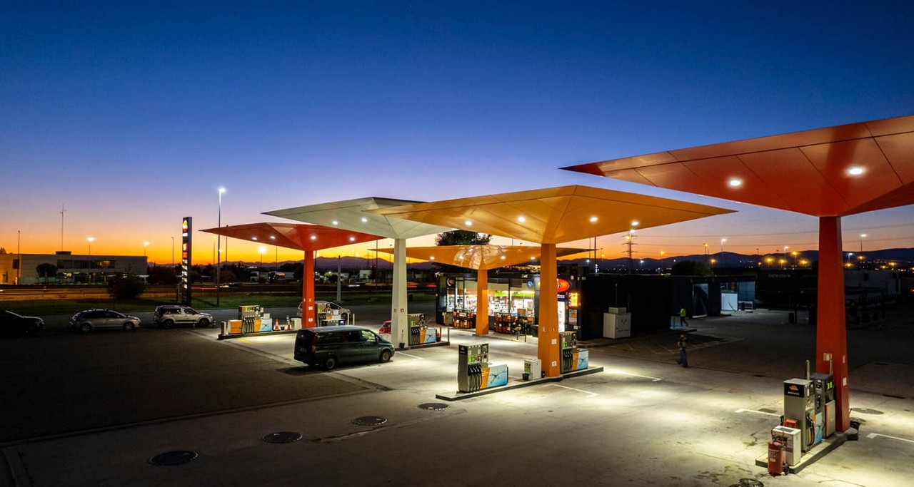 Estación de servicio Repsol por la noche