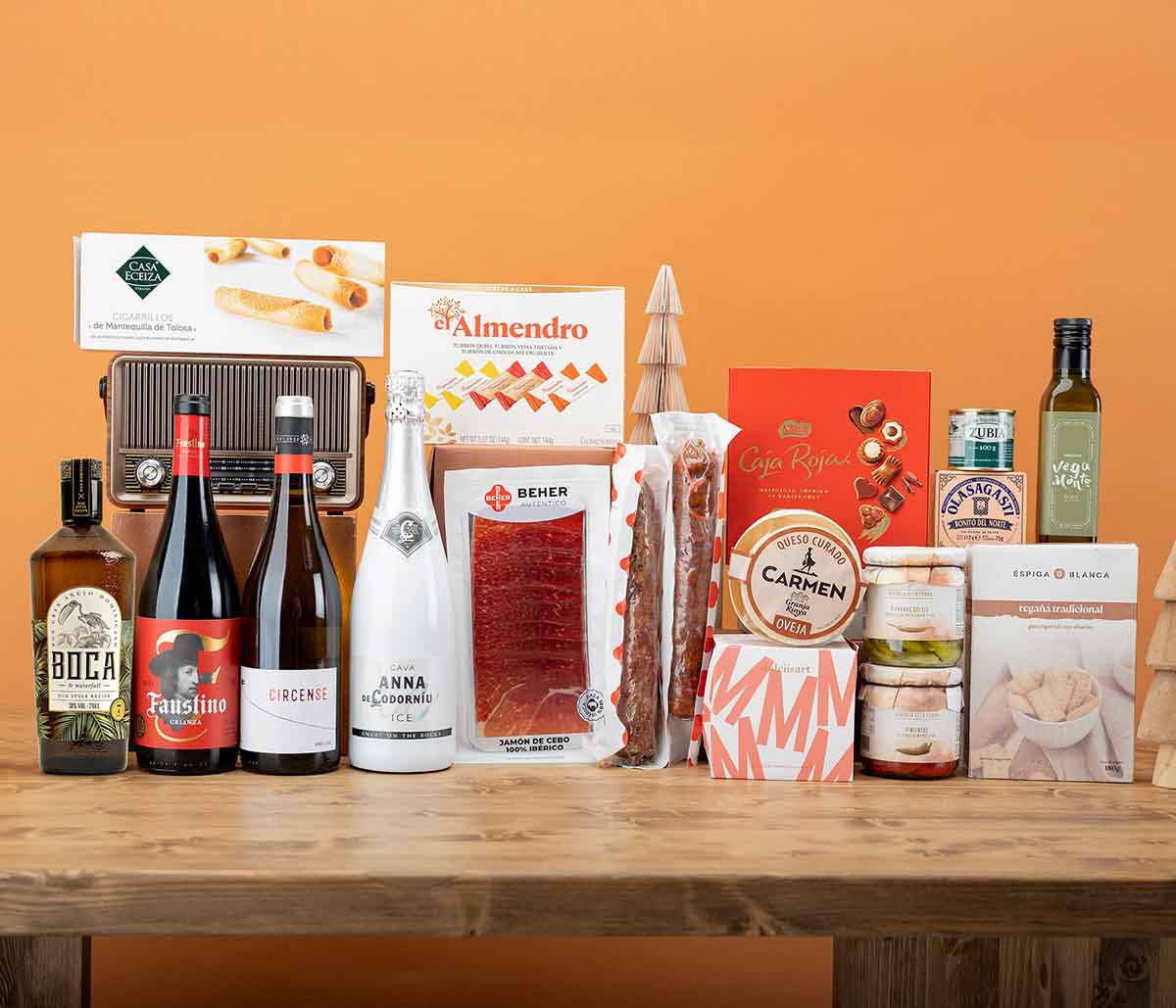 Lote navideño con ibéricos, AOVE, conservas, vino y cava
