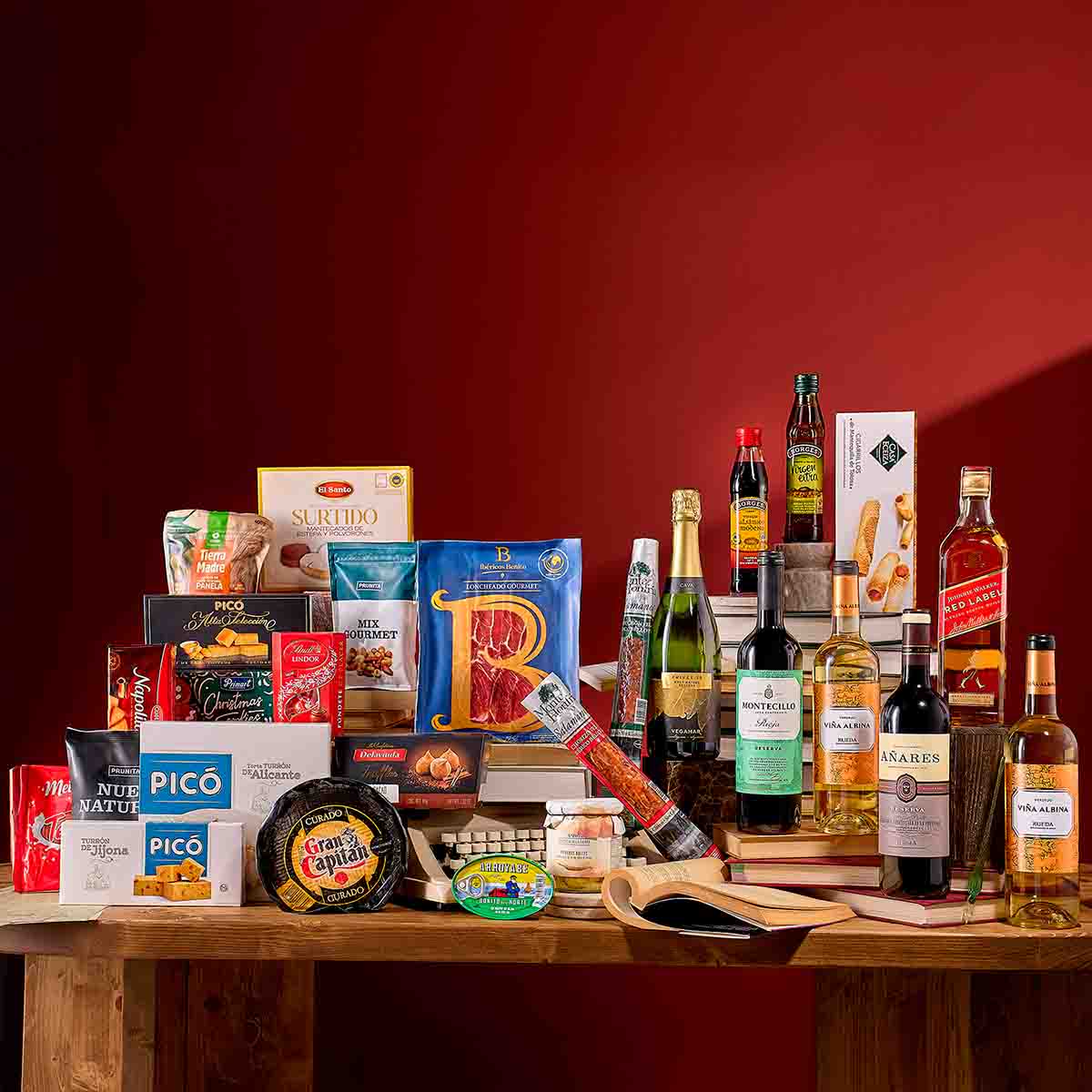 Lote navideño con ibéricos, AOVE, vinos, destilados y dulces