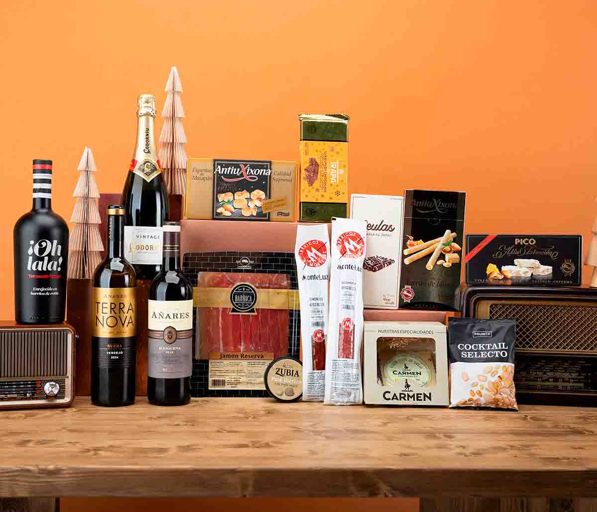 Lote navideño con ibéricos, vermouth, vino, cava y dulces
