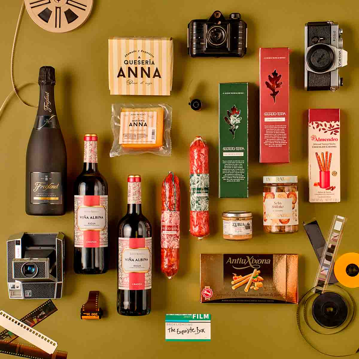 Lote navideño con ibéricos, vino, cava y dulces