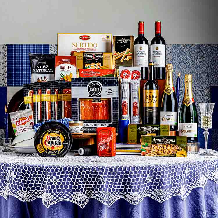 Lote navideño con ibéricos, vino, cava y turrones