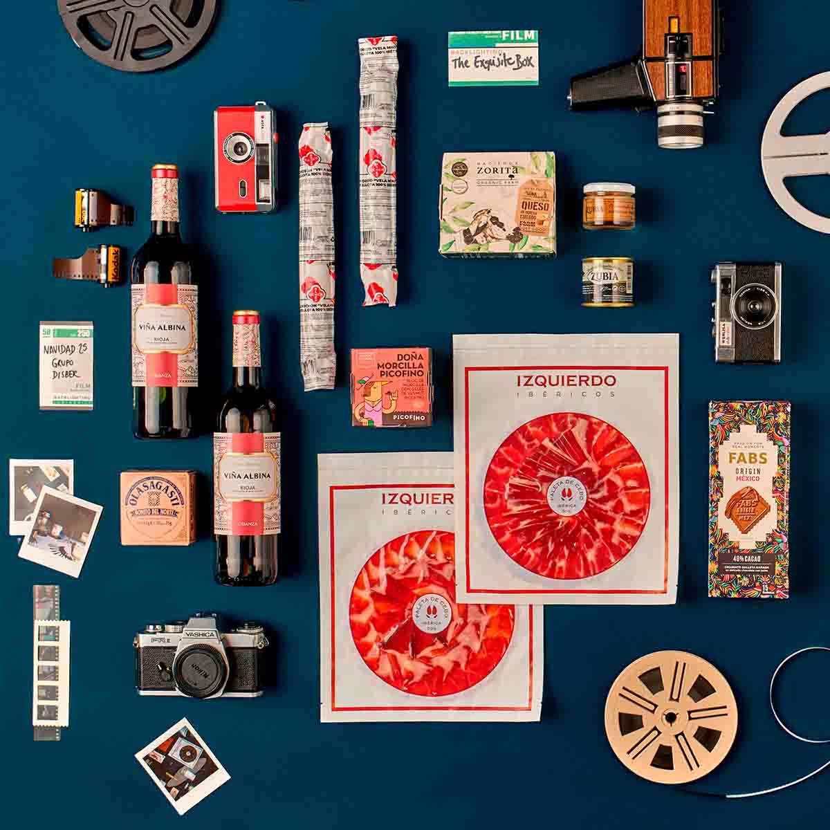 Lote navideño con ibéricos, vino, conservas y dulces