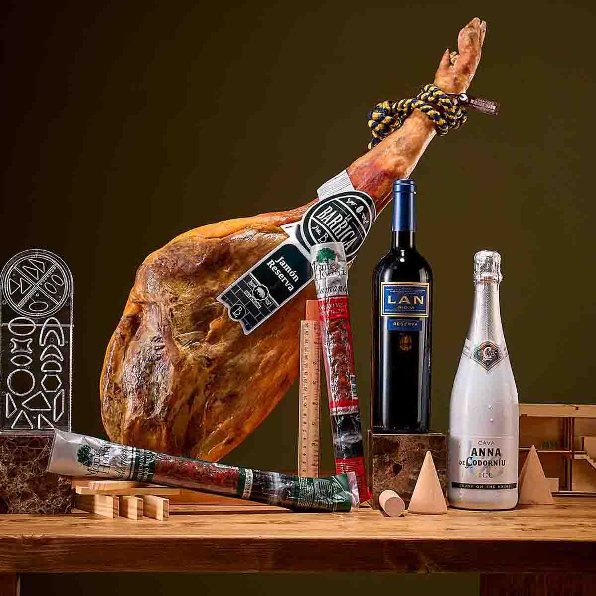 Lote navideño con ibéricos, vino y cava