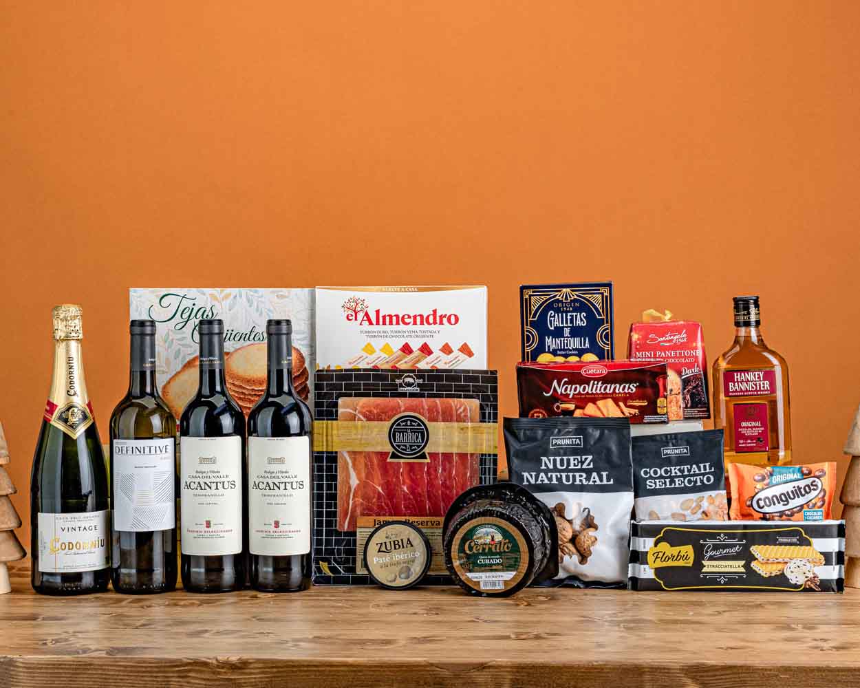 Lote navideño con jamón, dulces, vinos y destilados