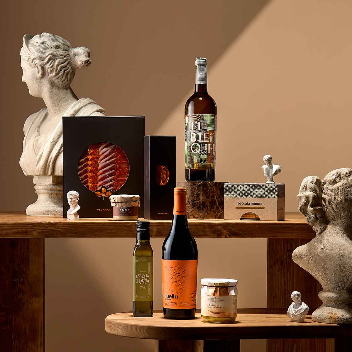 Lote navideño con lomo, AOVE, vinos y dulces