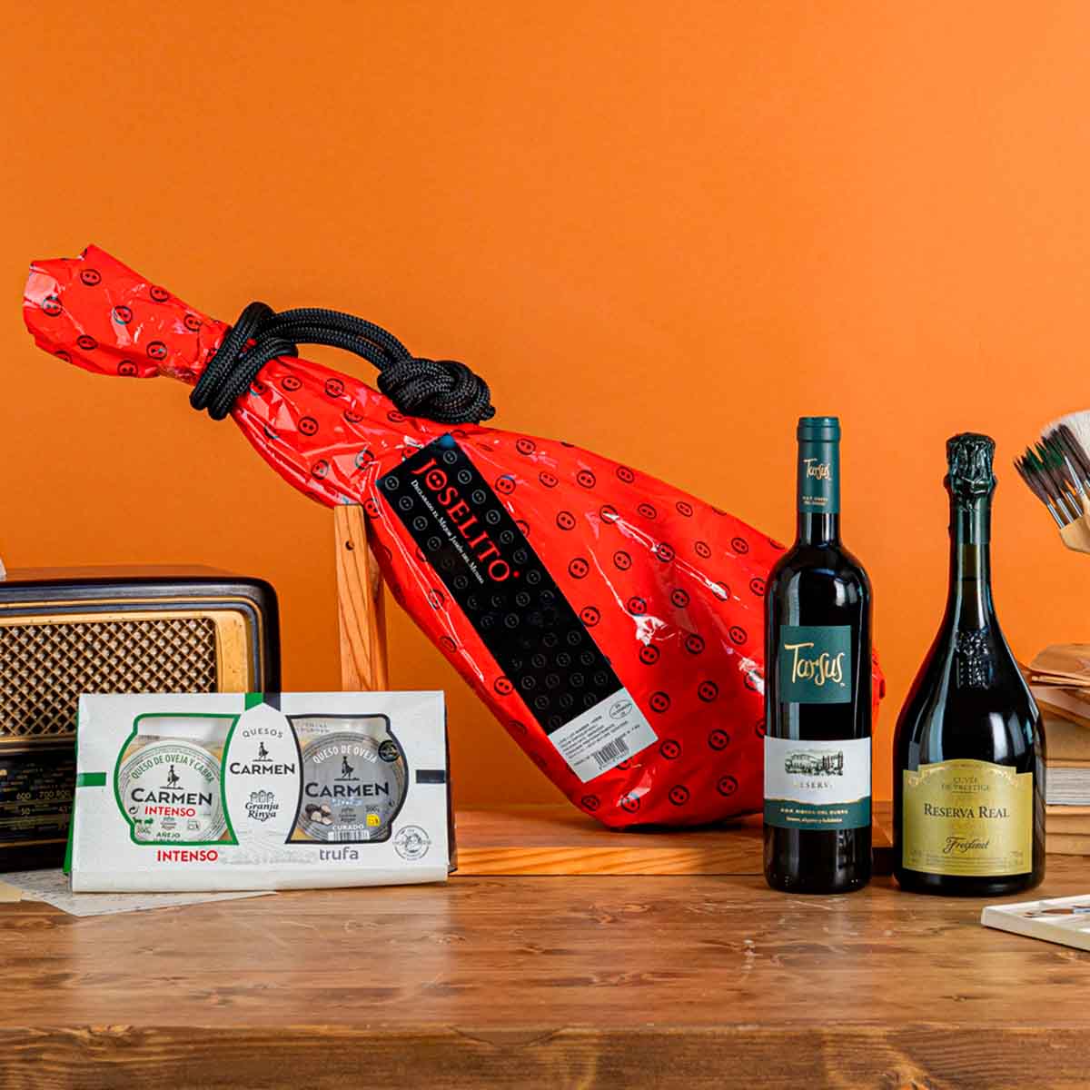 Lote navideño con paleta, queso, vino y cava
